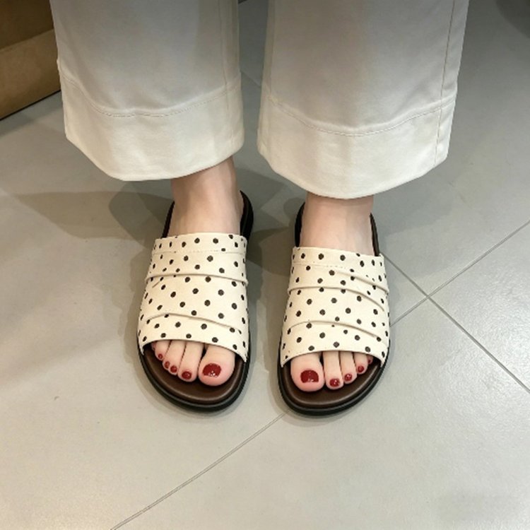 Femmes d'été minimaliste glisser sur des diapositives plates