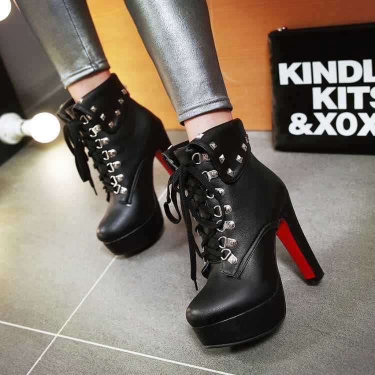 Femmes Low-top Studed Hauteur croissante Dr Martens-style Bottes avec un talon chunky