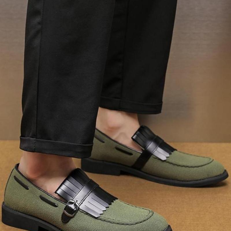 Chaussures de loafer de couleur unie pour hommes avec des accents de déguisement