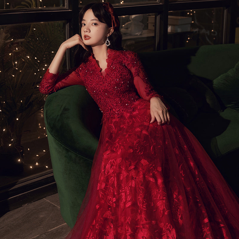 Robe de soirée noire féminine et luxueuse