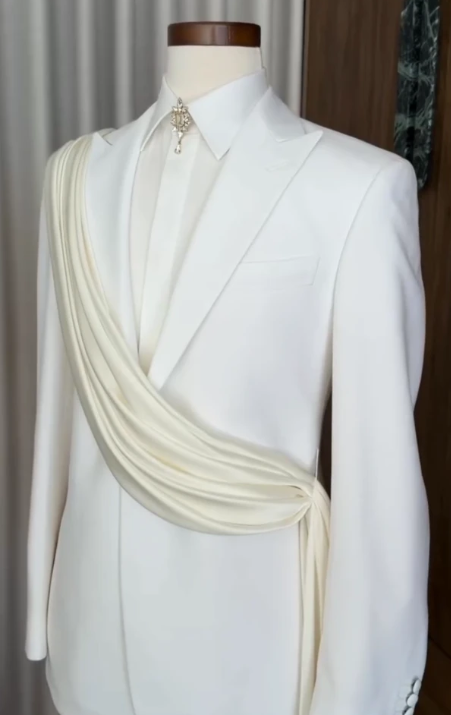 Ensemble de costumes drapés