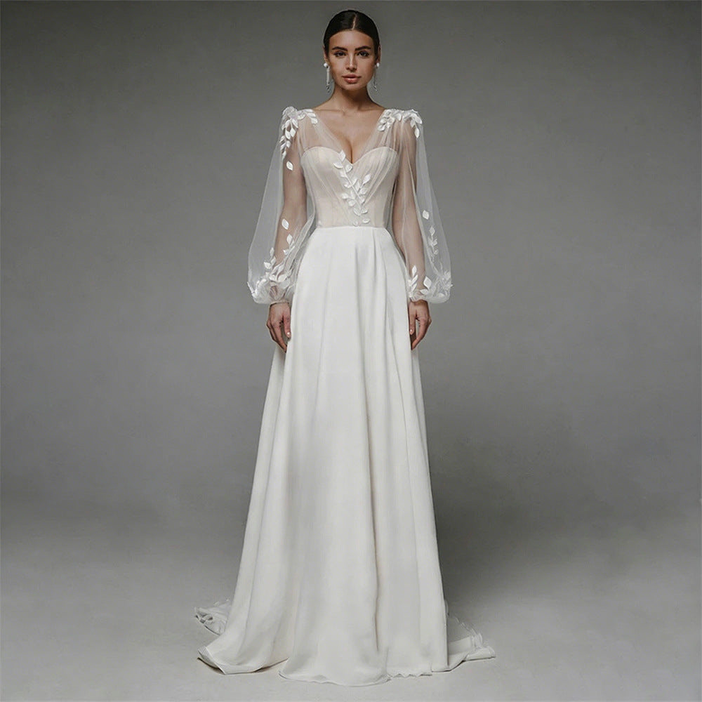 Robe de mariée en satin floral à manches longues à col en V