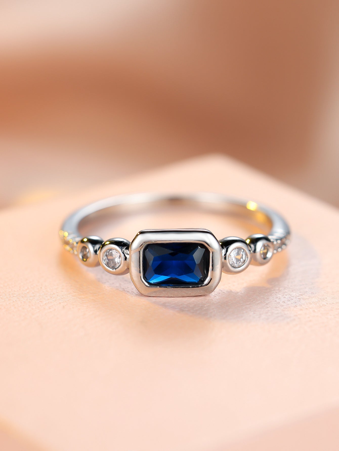Simple saphir bleu rectangulaire et bague Zircon