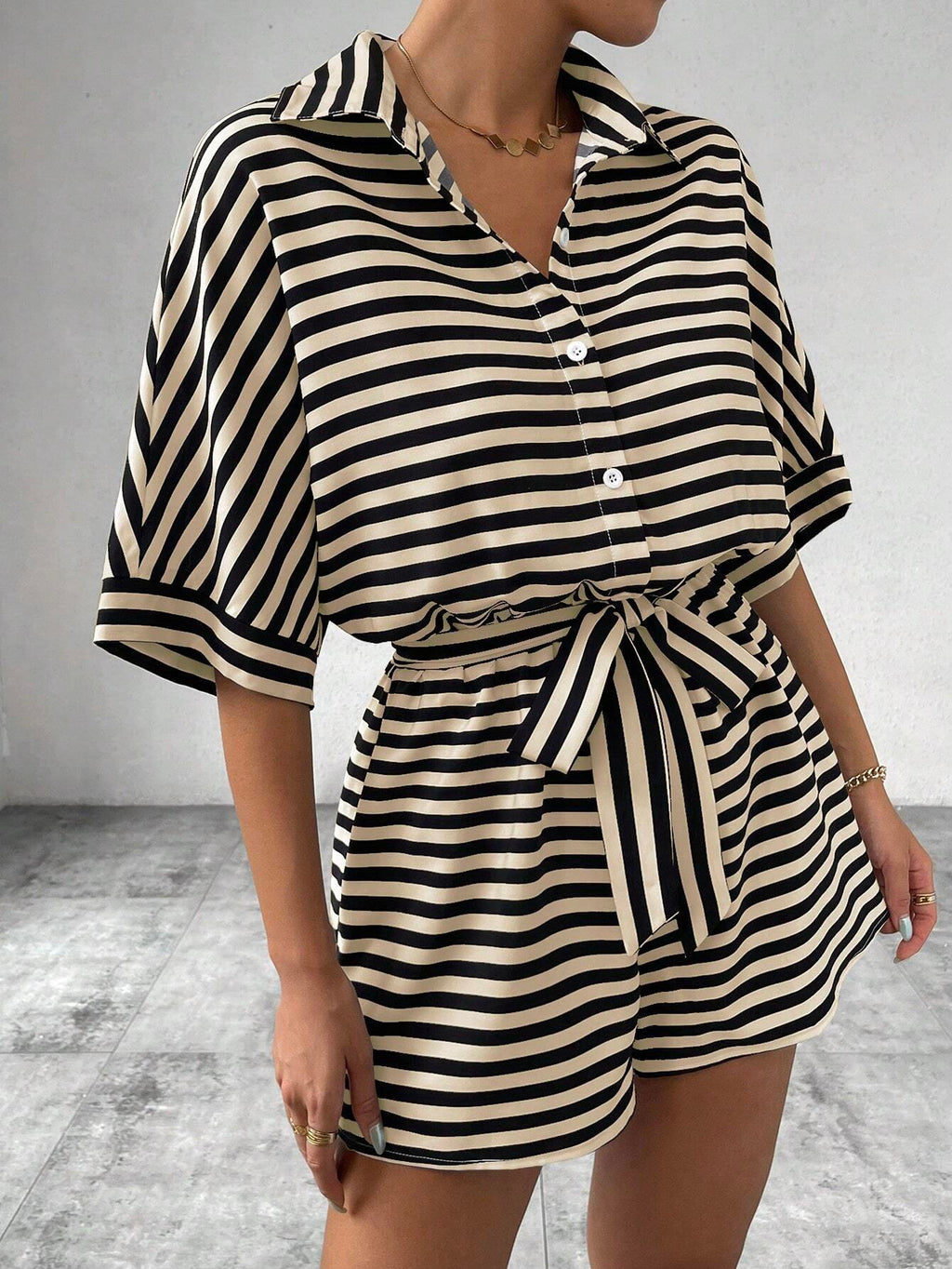 Maillot de saut rayé d'été doté d'un style de cardigan front-bouton de collier de lapel