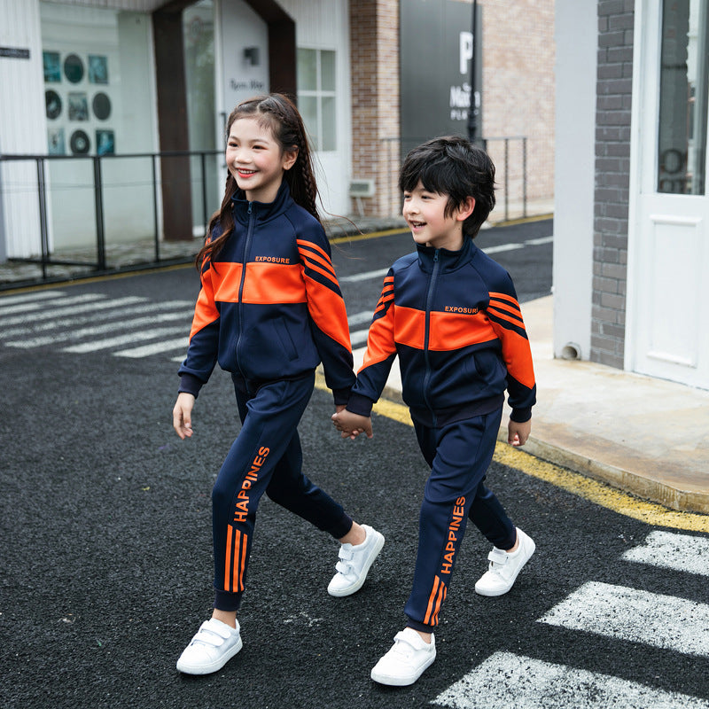 Port de parent-enfant et costume de sport