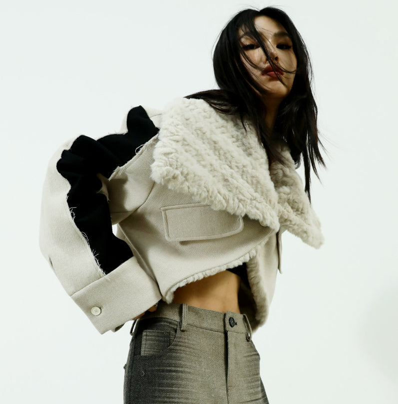Manteau court en laine à bords bruts avec un grand lapel