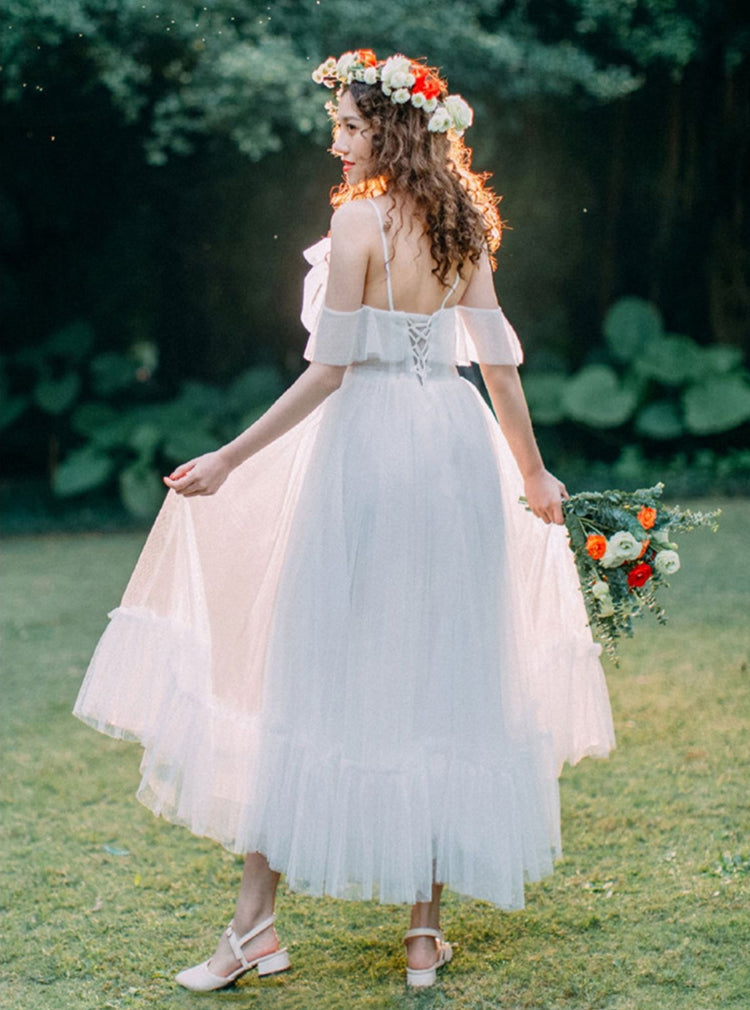 Certificat de mariée suspendue recevant une robe de fiançailles