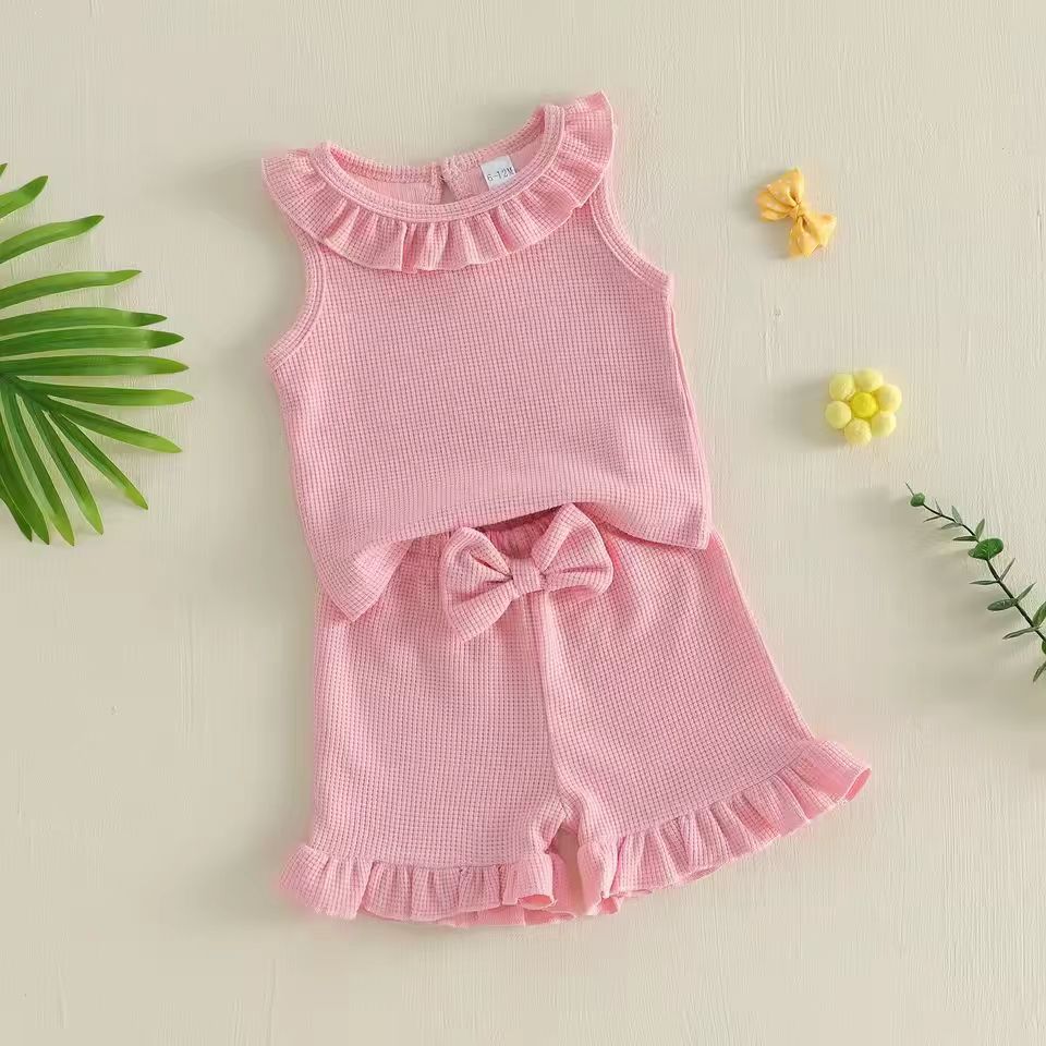 Sleeveless Ruffled col Top et un ensemble de shorts en couleur unie
