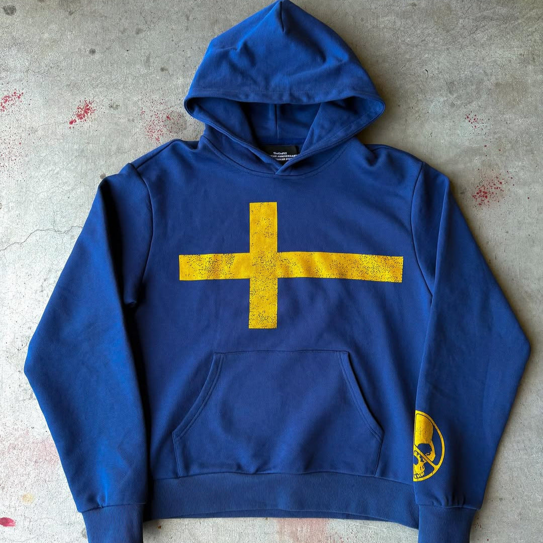 Chenille à capuche bleue en plis