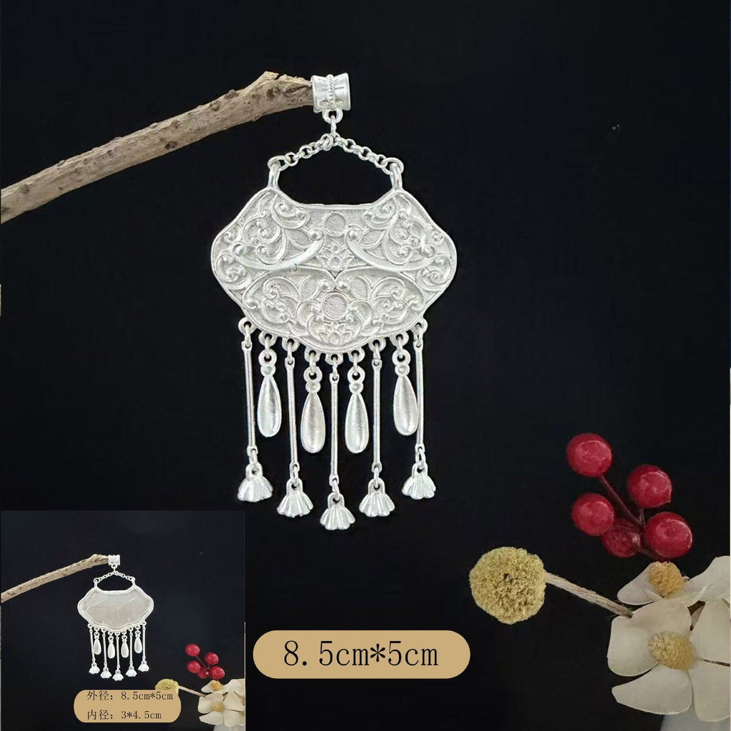 Pendentif papillon incrusté avec une cloche