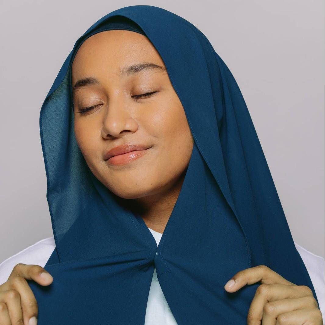 Le foulard pratique avec un aimant intégré