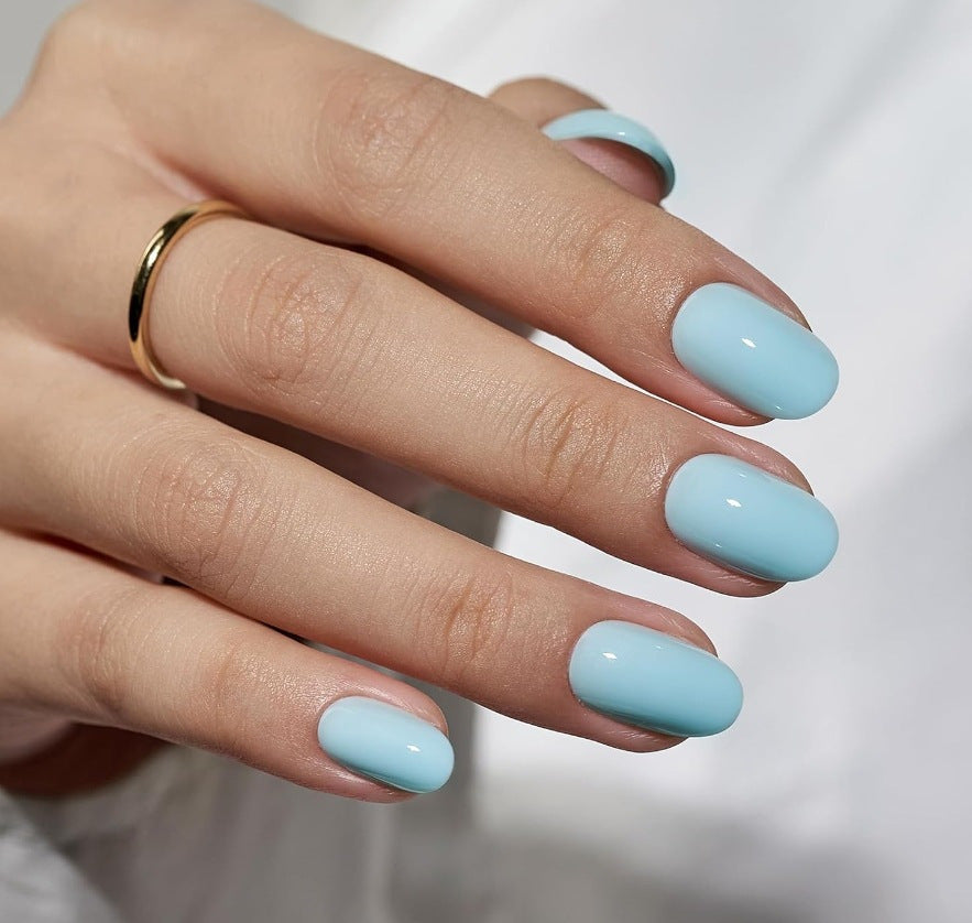 Les ongles artificiels en forme d'amandes longs de couleur solide pour femmes