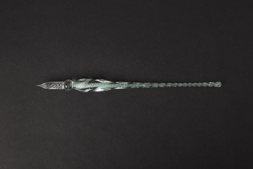 Pen en cristal transparent d'encre couleur d'eau trempé dans l'eau