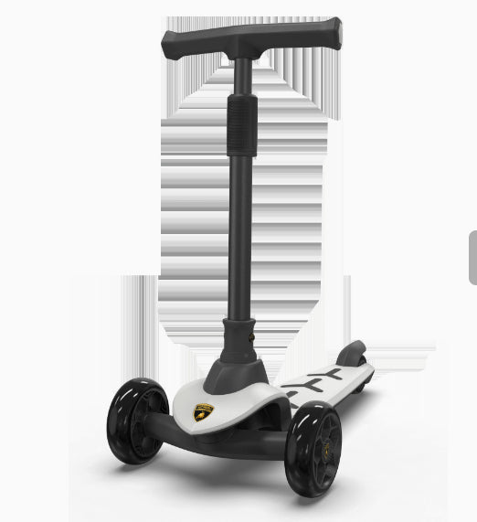 Un scooter que les enfants peuvent s'asseoir ou rouler