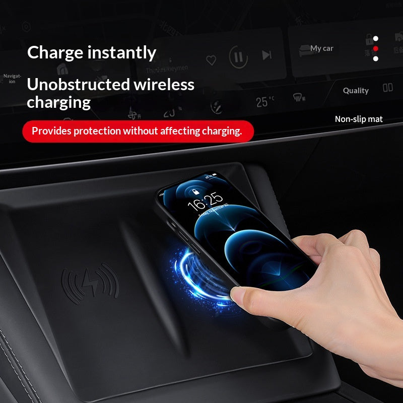 Pad en silicone pour recharger le téléphone sans fil sur la console du centre des voitures