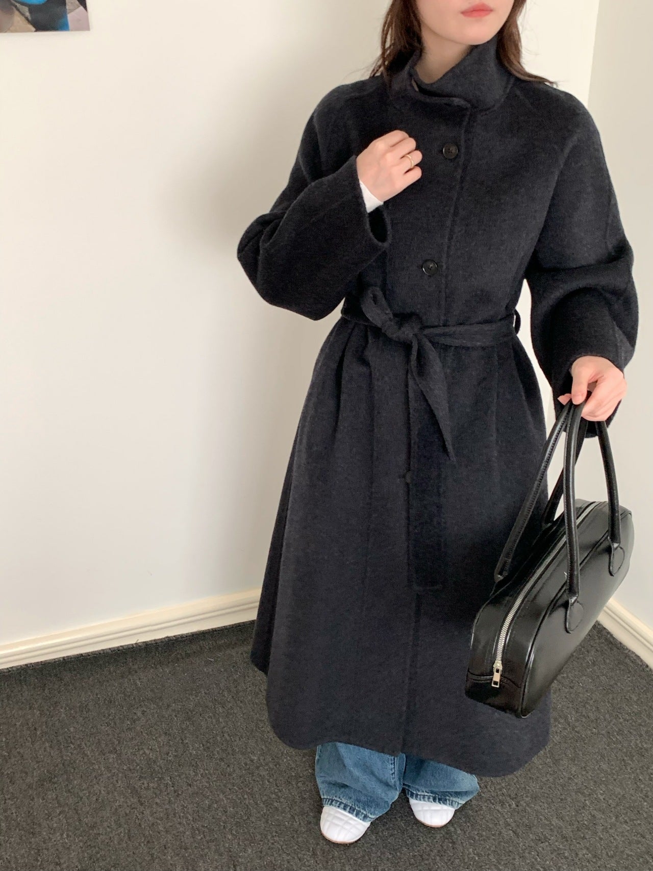 Manteau de laine longue pour femmes avec un design à un seul sein
