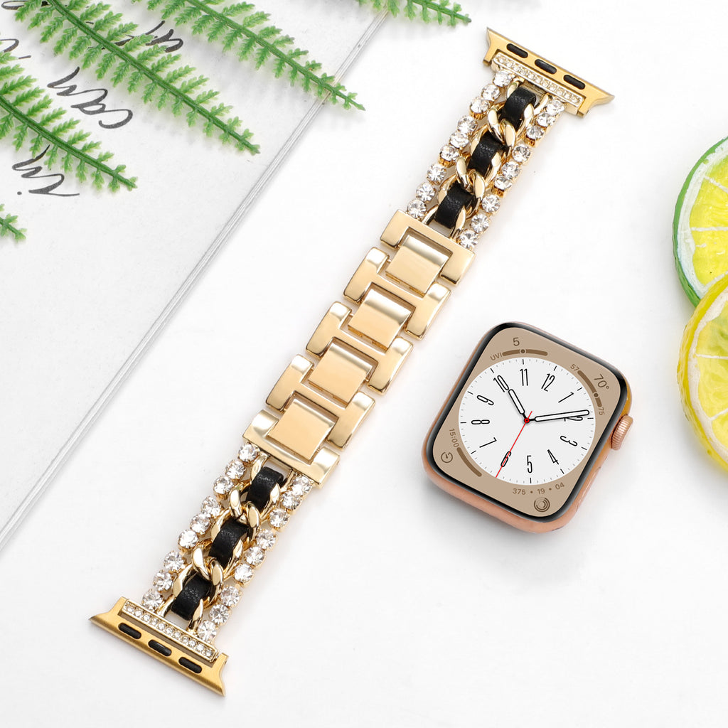 Bracelet en cuir de style Chanel avec éléments métalliques incrustés de diamants