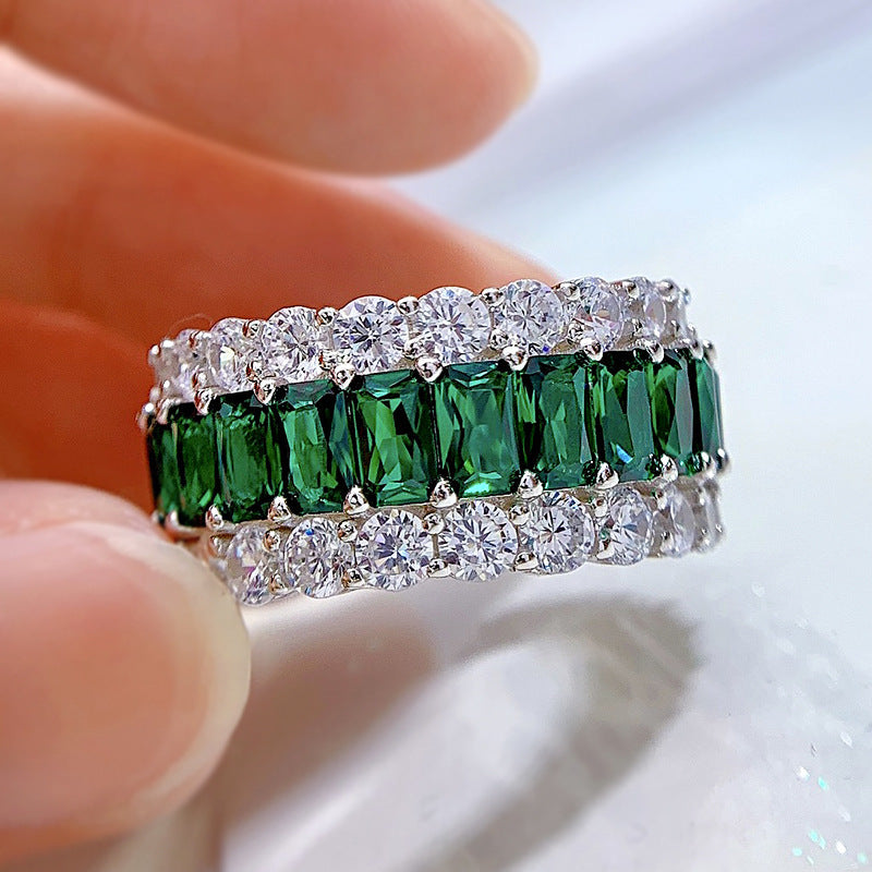 Women's zircon ring with flamboyant reflections