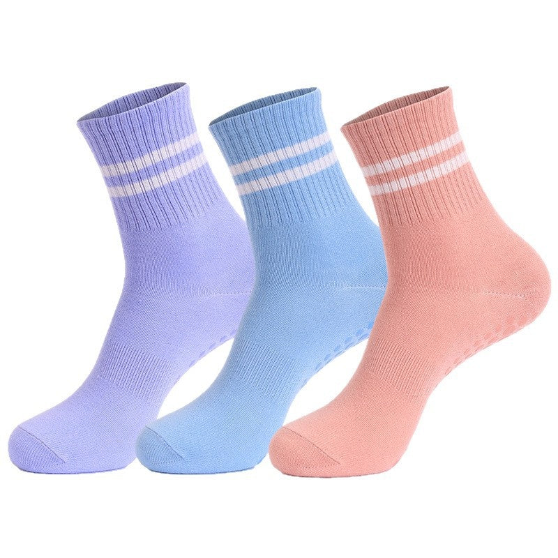 Pilates Chaussettes d'exercice avec une serviette à l'appui