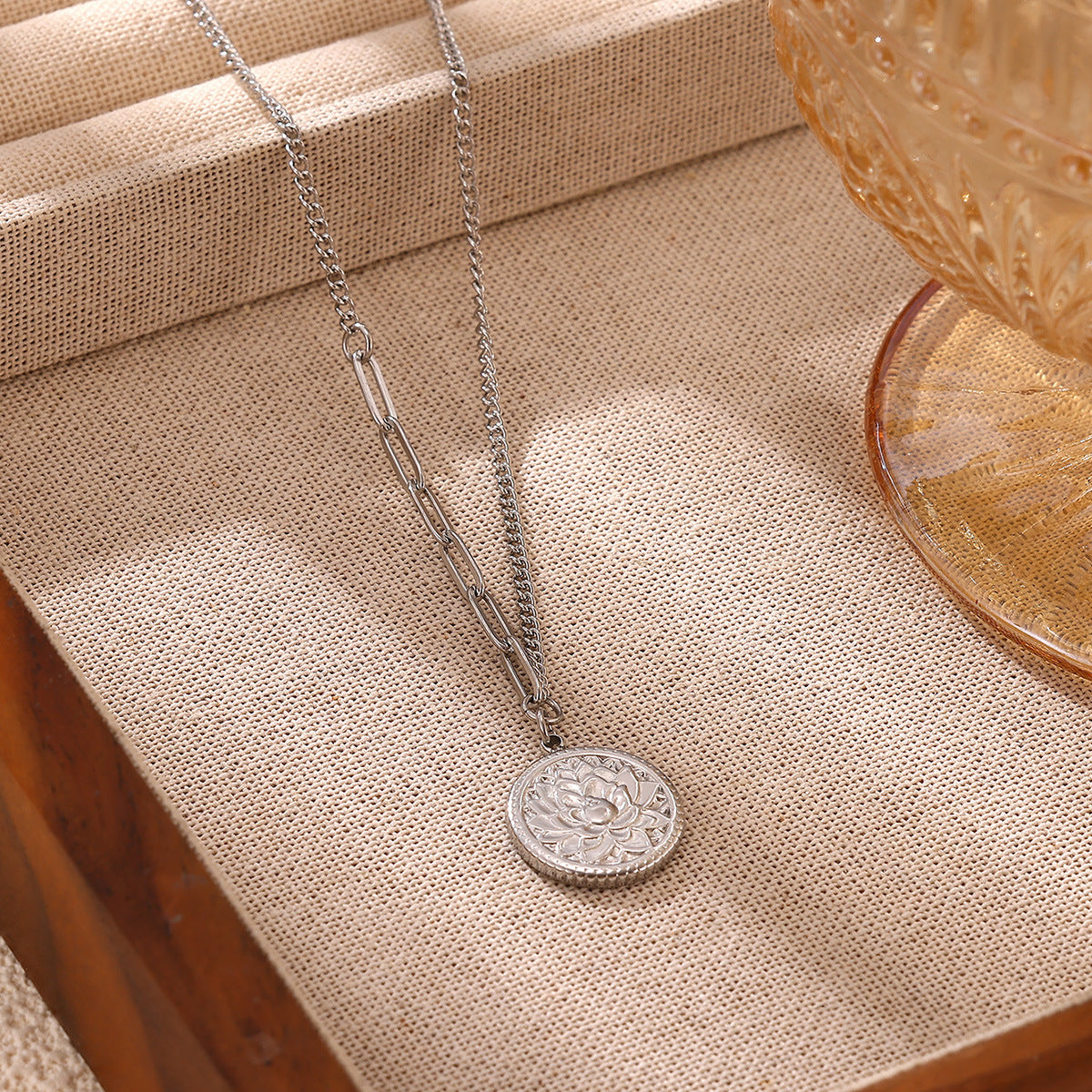 European American Vintage Embossed Lotus rond Collier Titanium acier asymétrique Ch