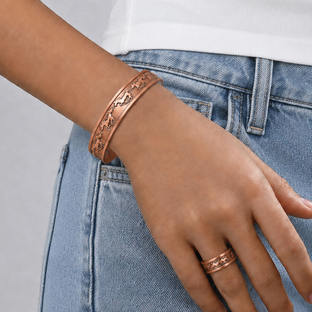 Vente d'ancienne cheval de cuivre embossé Bangle et anneau magnétique ouvert