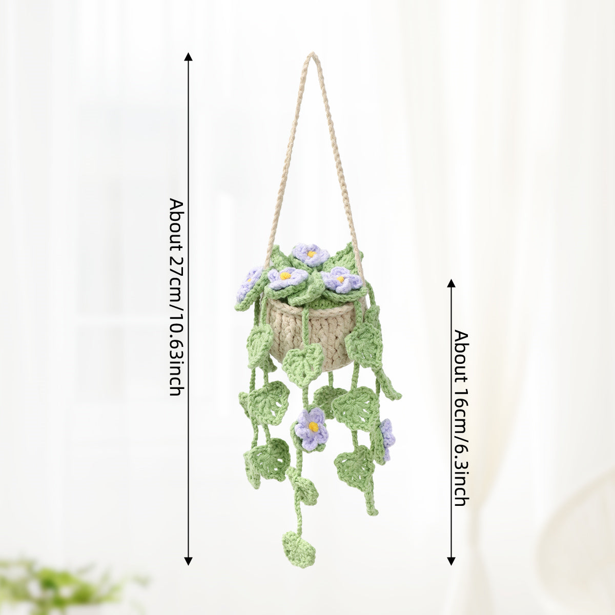 Crochet à la main suspendu ornement en pot avec trailing clair pourpre Blossoms et lea vert