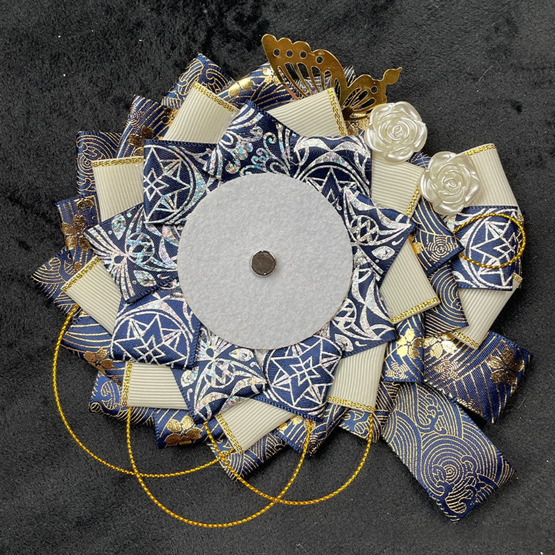 Magnifique porte-insigne fait à la main taille laser