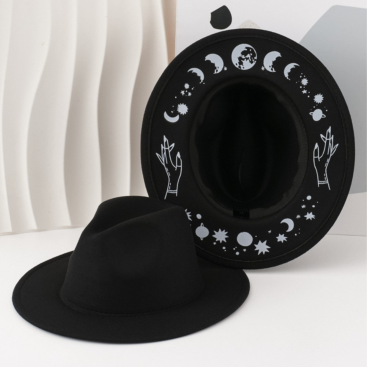 Motif de lune peint à la main de style gothique