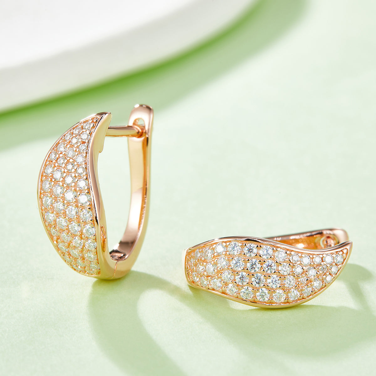 S925 Argent Sterling 82pcs Croissant de Moissanite Boucles d'oreilles Huggie Hoop 16,5mm plaqué platine