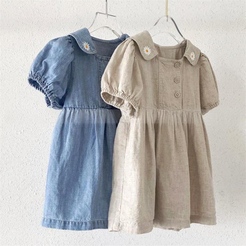 Robe de denim brodée à manches courtes