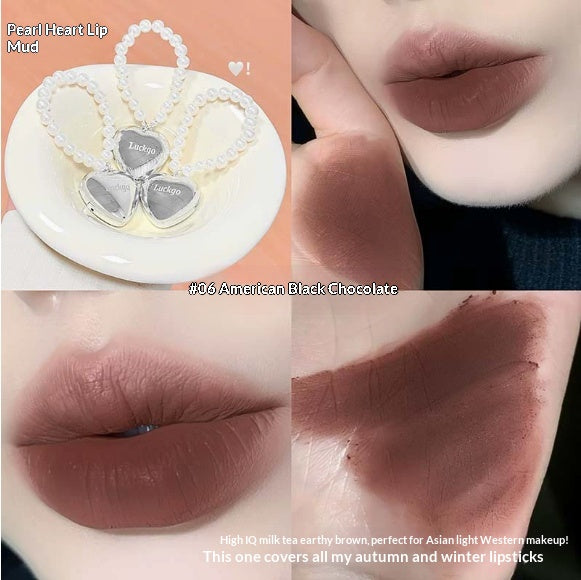 Le brillant à lèvres en forme de cœur a une texture douce et lisse