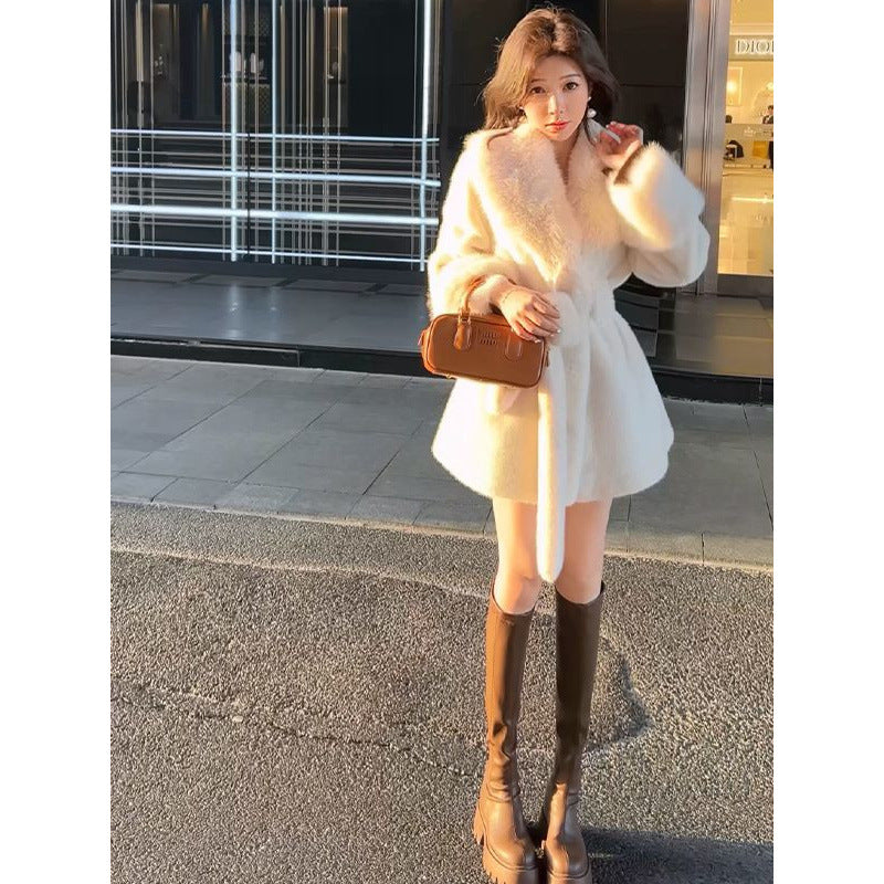 Manteau de fourrure mi-longueur de femmes avec un grand collier de fourrure et ceinture liée