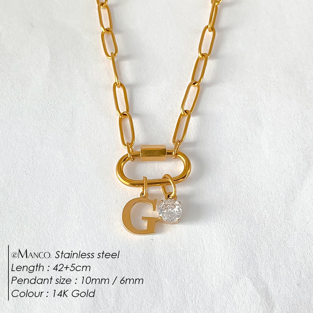 Collier lettre en acier au titane