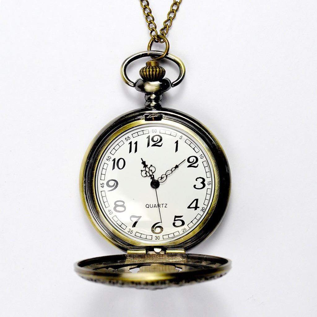 La fleur de papillon rétro nostalgique a sculpté Hollow Pocket Watch