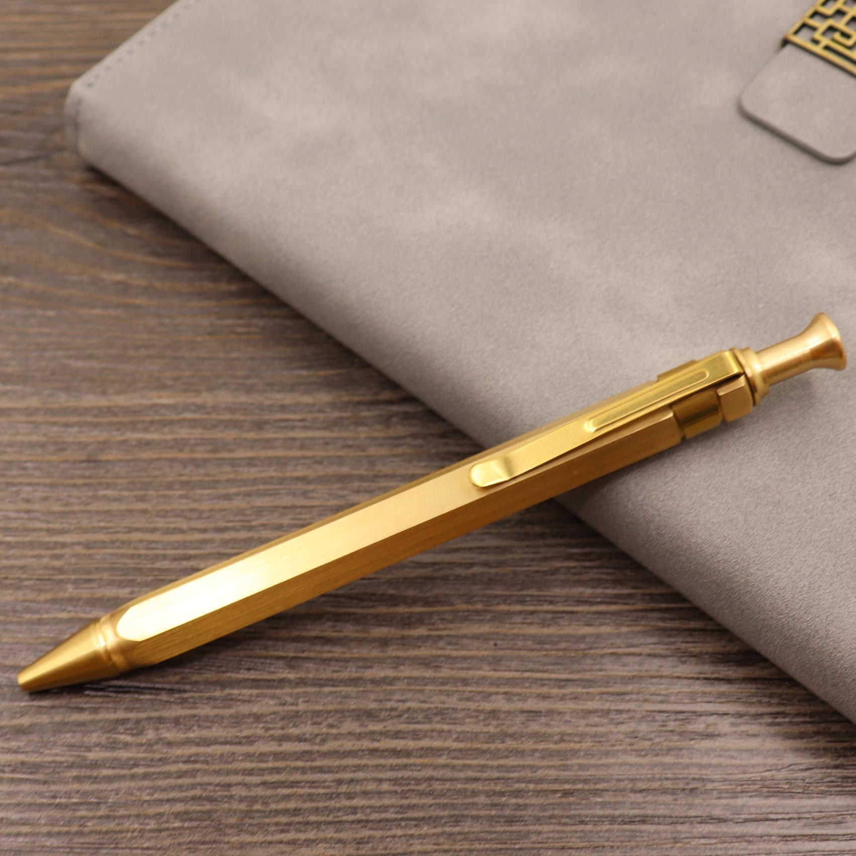 Stylo tactique en métal de type bolt en cuivre pur rétro