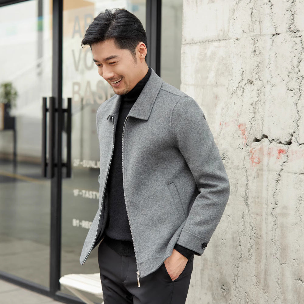 Veste de laine courte en laine d'affaires d'âge moyen