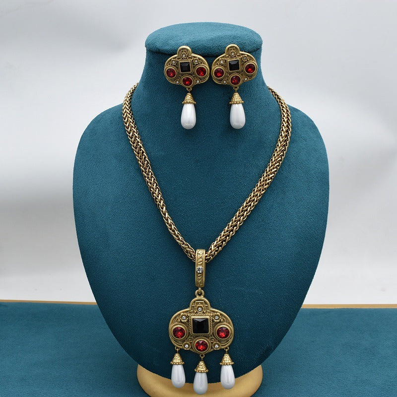 Stud d'oreille de collier de perles en verre incrusté