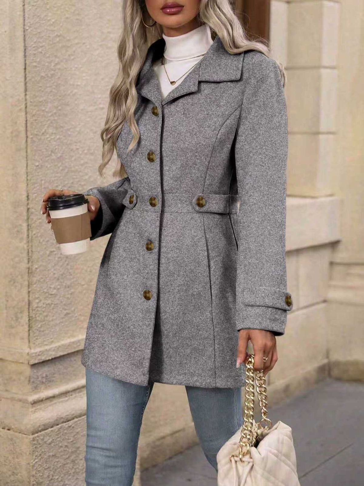 Élégant manteau de laine avec un lapel et des boutons