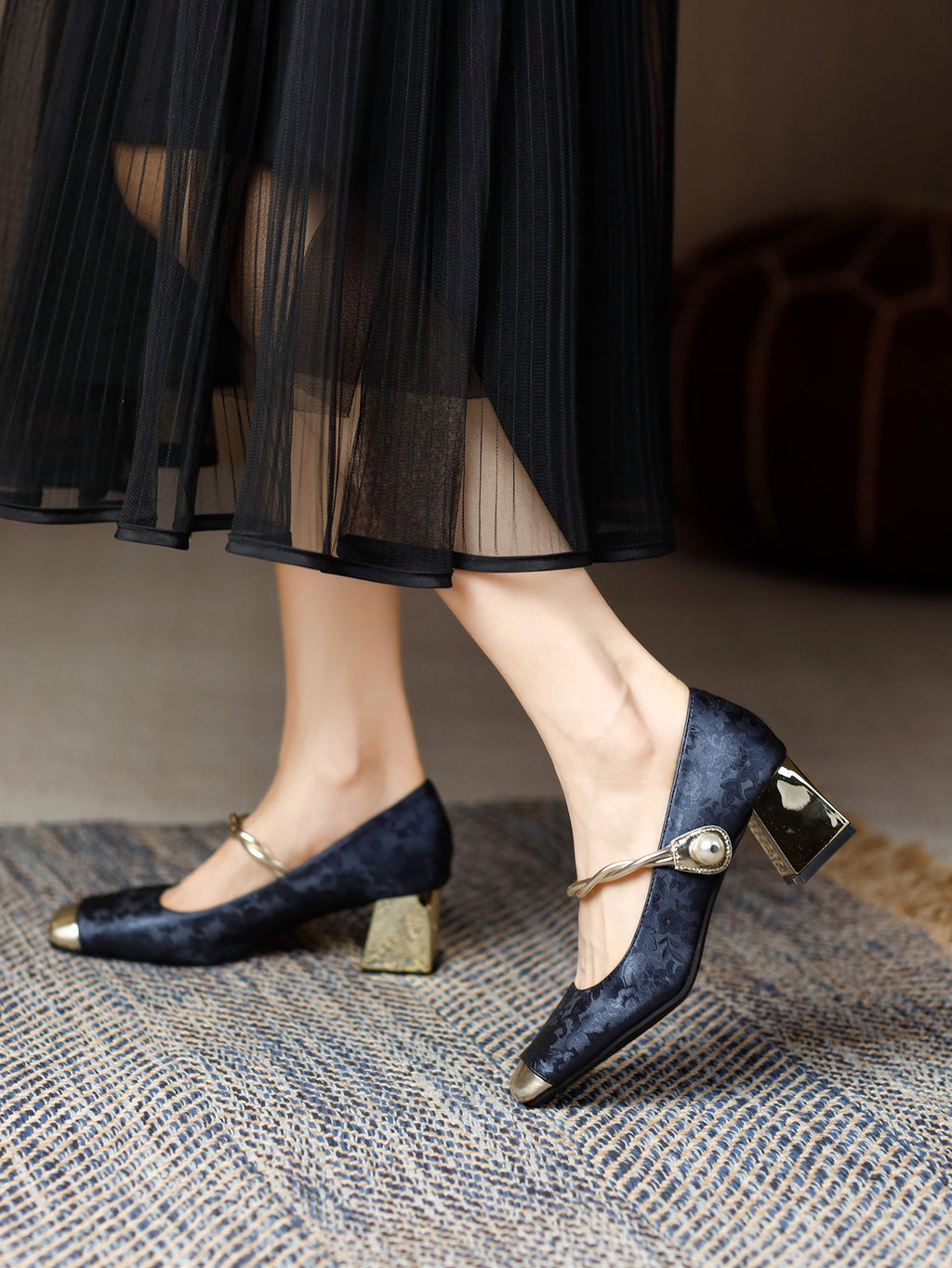 Des talons hauts d'une taille avec des embellissements de perles et un talon carré plaqué