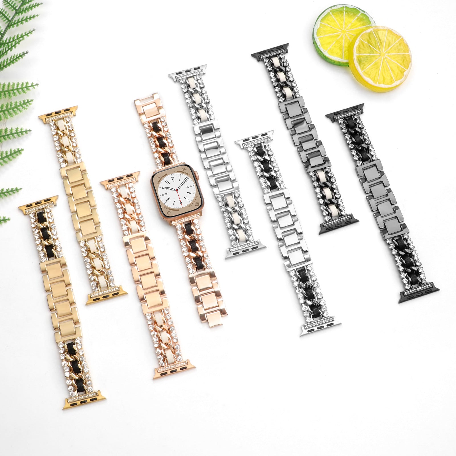 Bracelet en cuir de style Chanel avec éléments métalliques incrustés de diamants