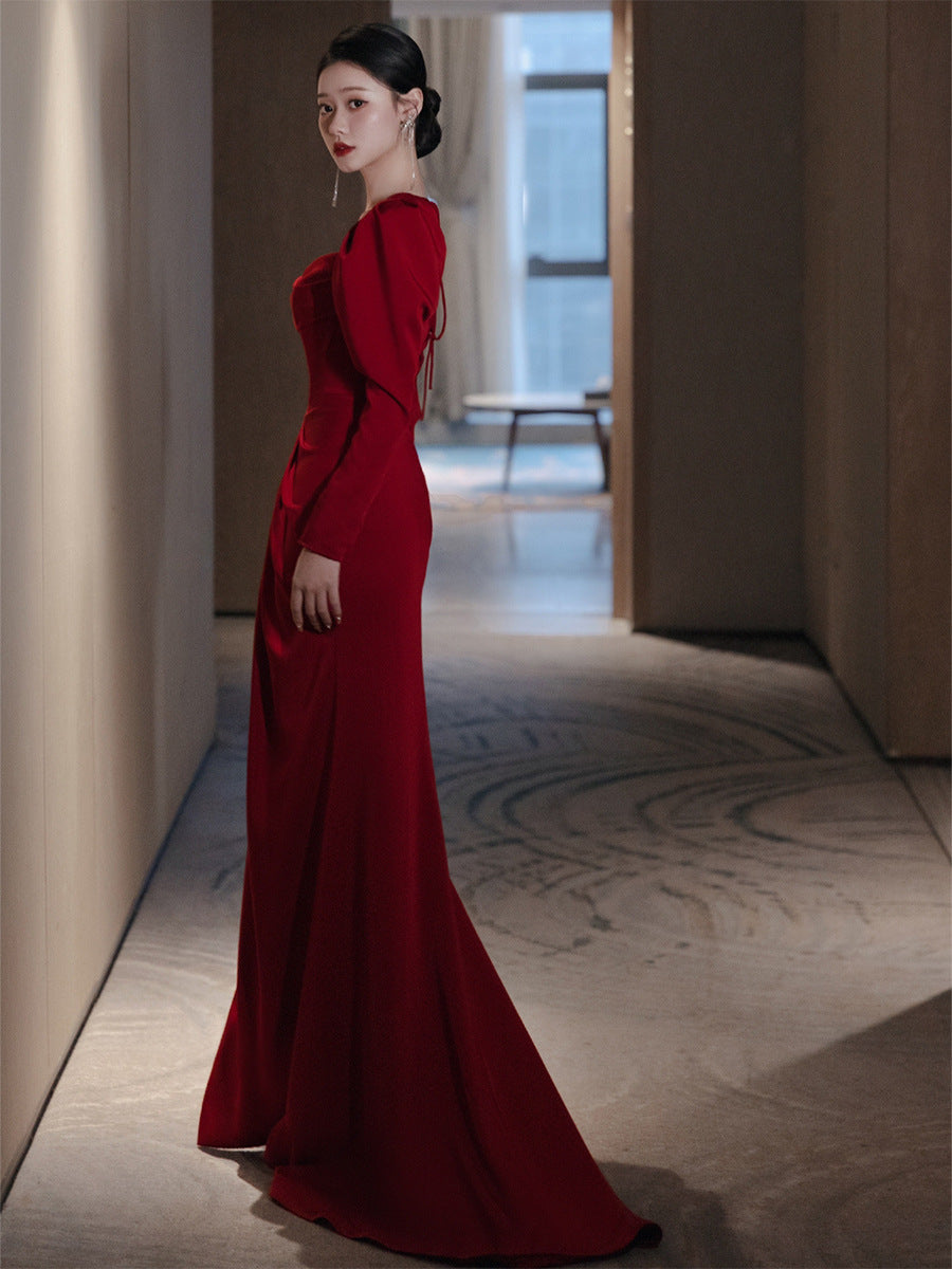 Robe de soirée satinée simple à manches longues en col carré de la mariée
