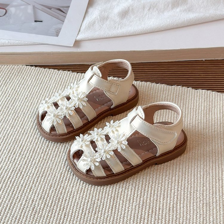 Les filles d'été Sandales aux pieds fermés