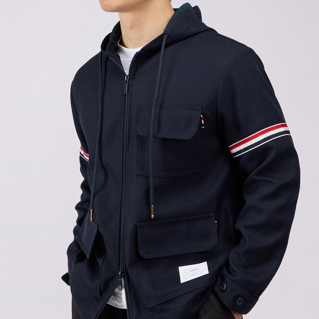 Mens gris printempsautomne manteau avec rouge et blanc rayures Webbing et plusieurs poches