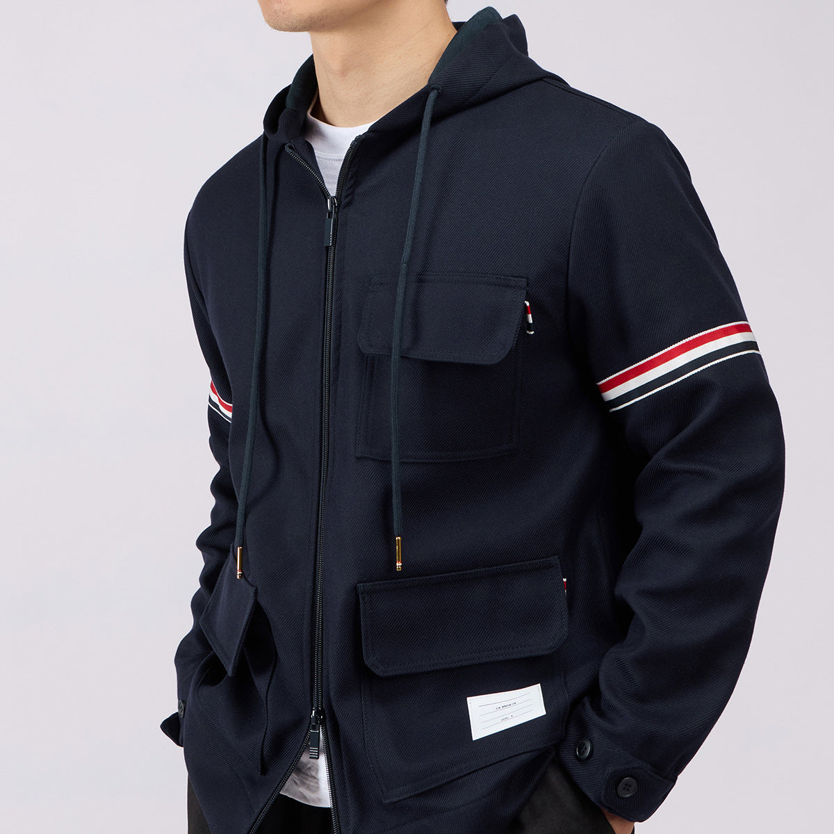Mens gris printempsautomne manteau avec rouge et blanc rayures Webbing et plusieurs poches