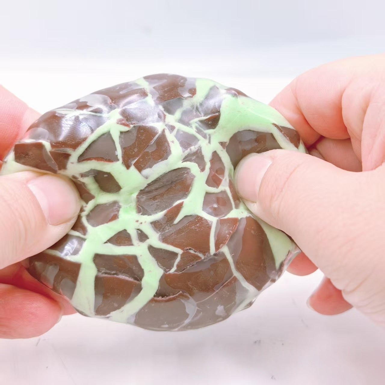 Chocolat foncé Crunchy Ball Stress-Relief Squeeze Toy