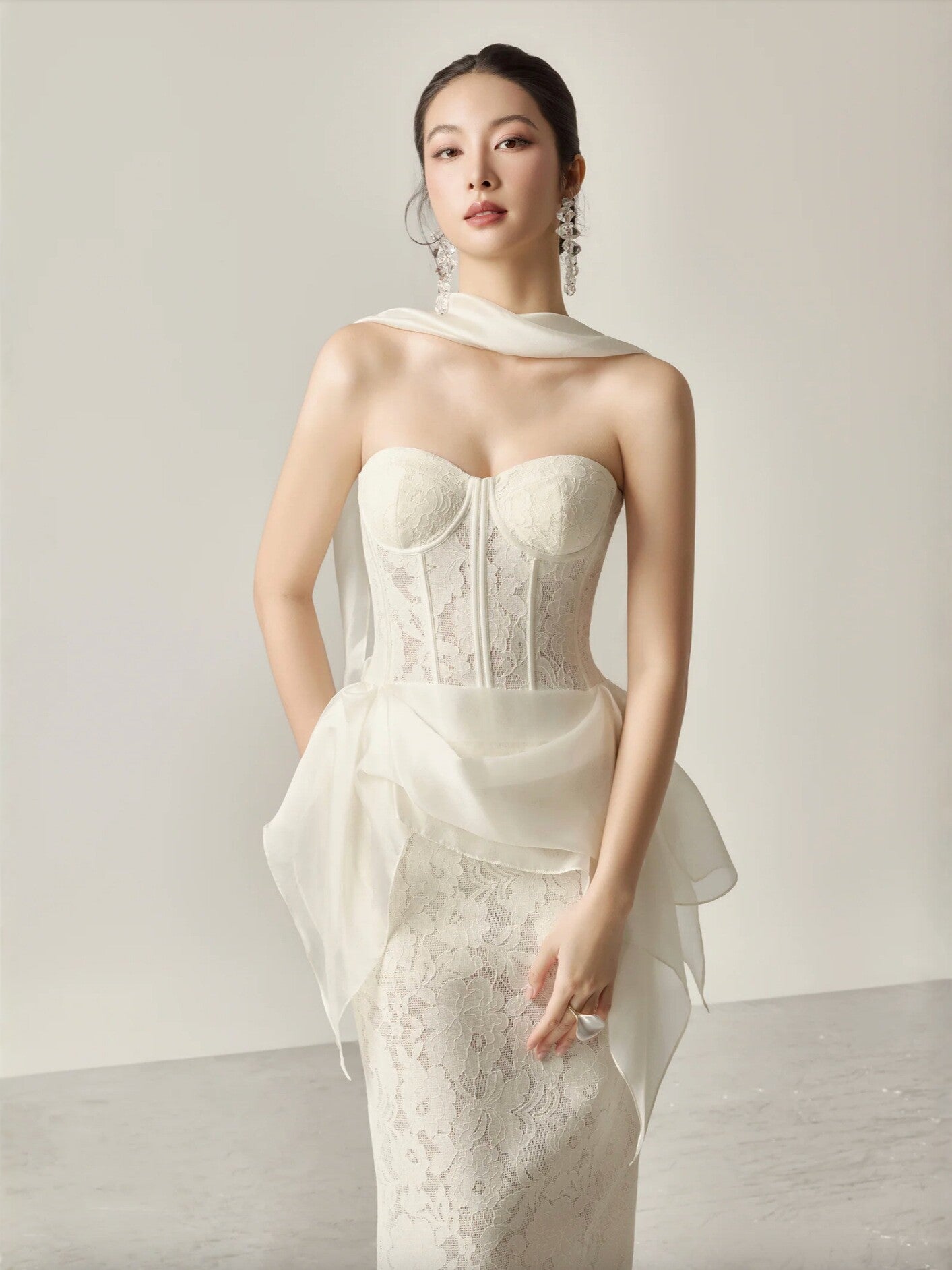 Robe Corset Dentelle Midi sans fermeture avec recouvrement amovible