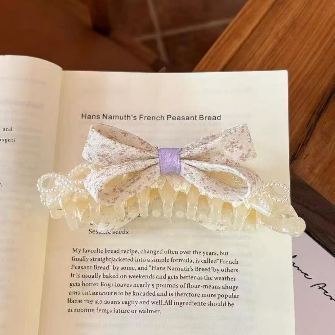 Coiffure de tissu à la banane de la Bow Florale