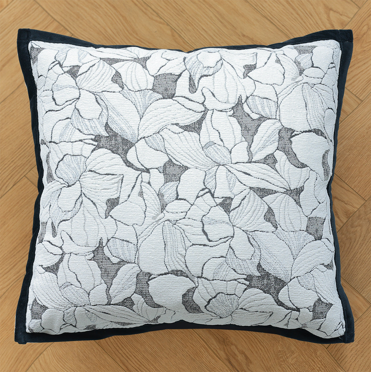 Canapé de style wabi noir et blanc avec une housse de coussin d'inspiration française légère