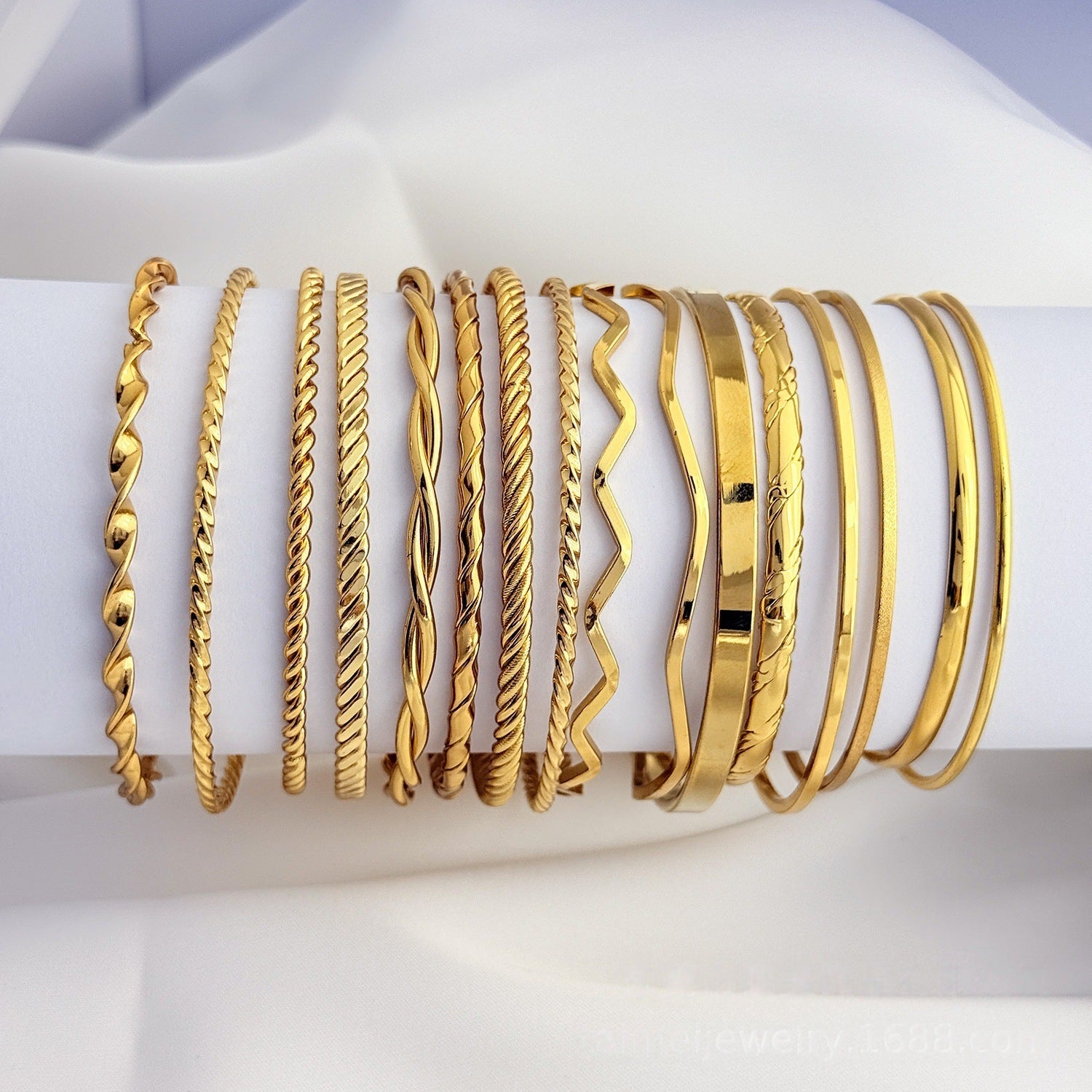 Bracelets en acier inoxydable simple dans plusieurs styles
