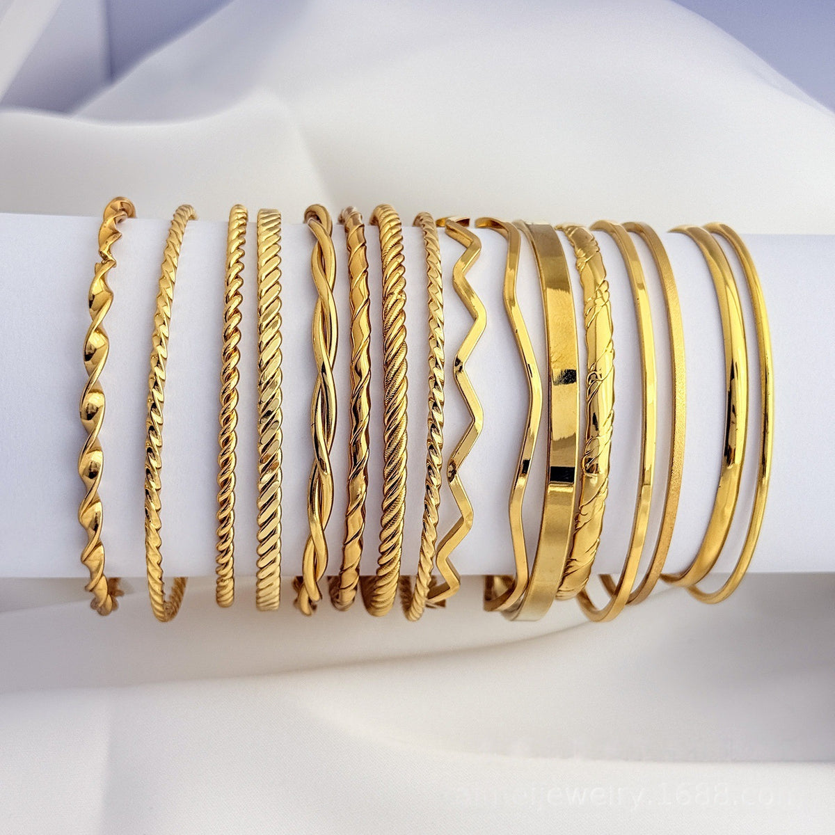 Bracelets en acier inoxydable simple dans plusieurs styles